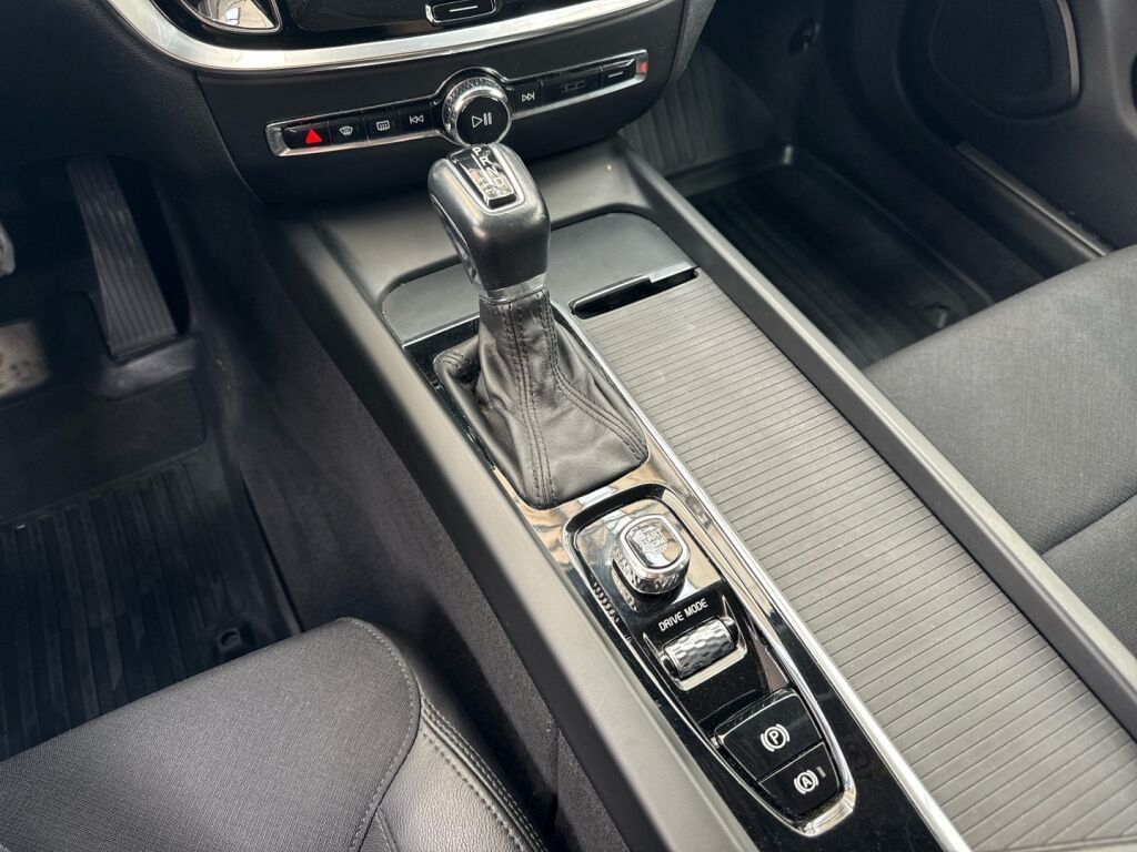 Volvo V60 2020 Musta