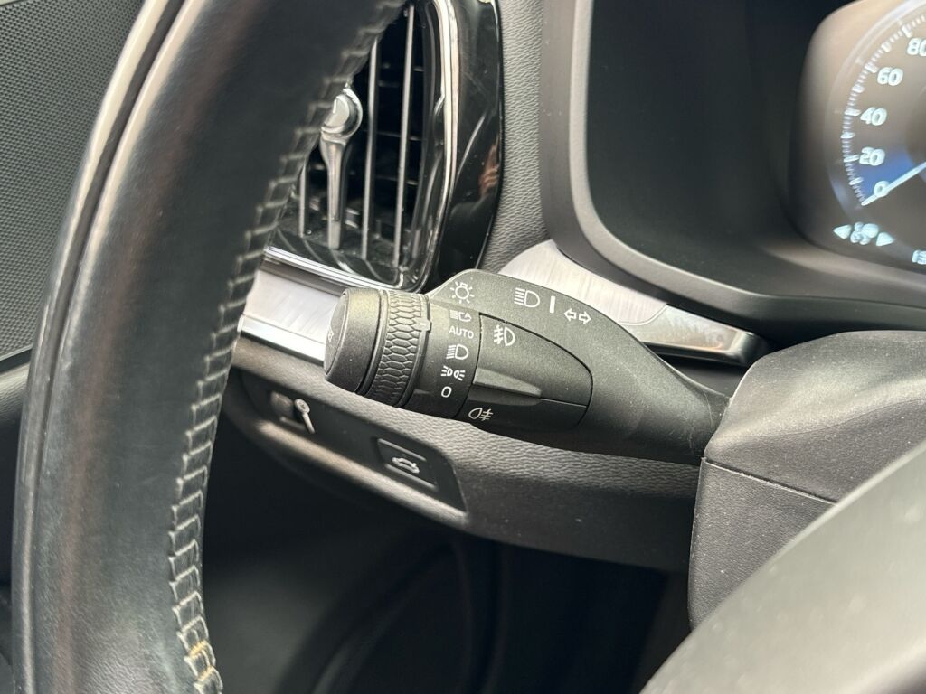 Volvo V60 2020 Musta