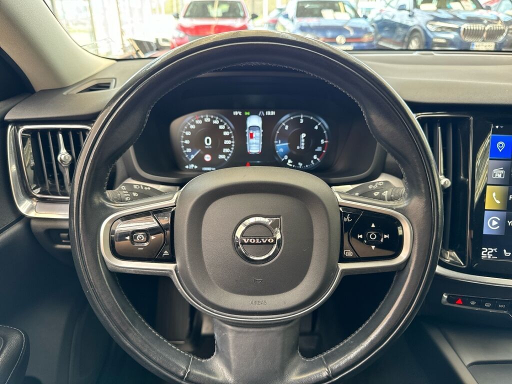Volvo V60 2020 Musta
