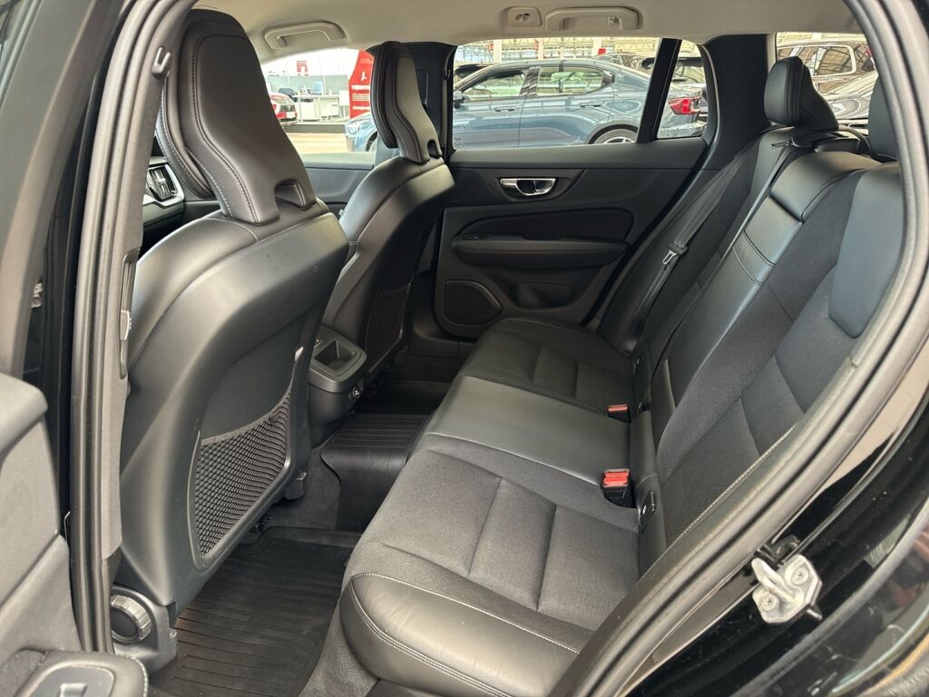 Volvo V60 2020 Musta