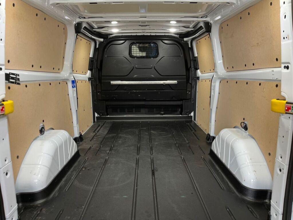Ford Transit Custom 2023 Valkoinen/ Frozen White