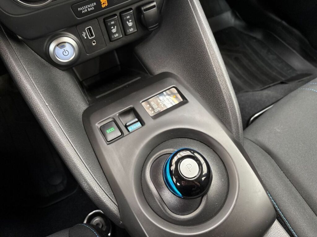 Nissan Leaf 2022 Metalli punainen