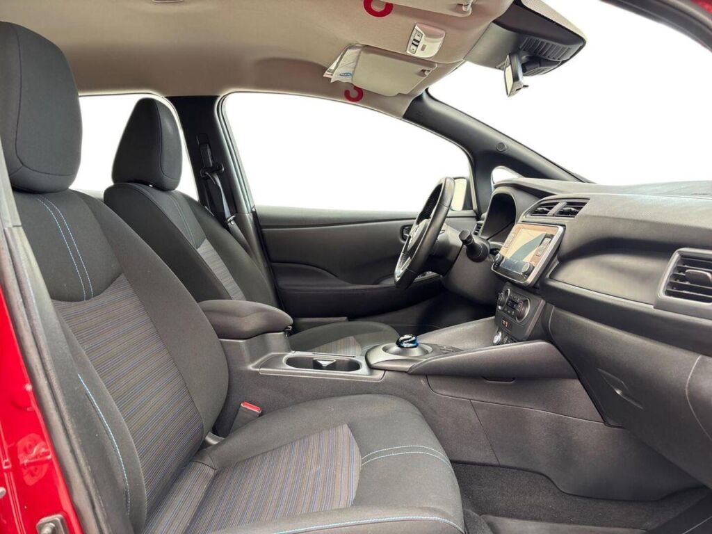 Nissan Leaf 2022 Metalli punainen