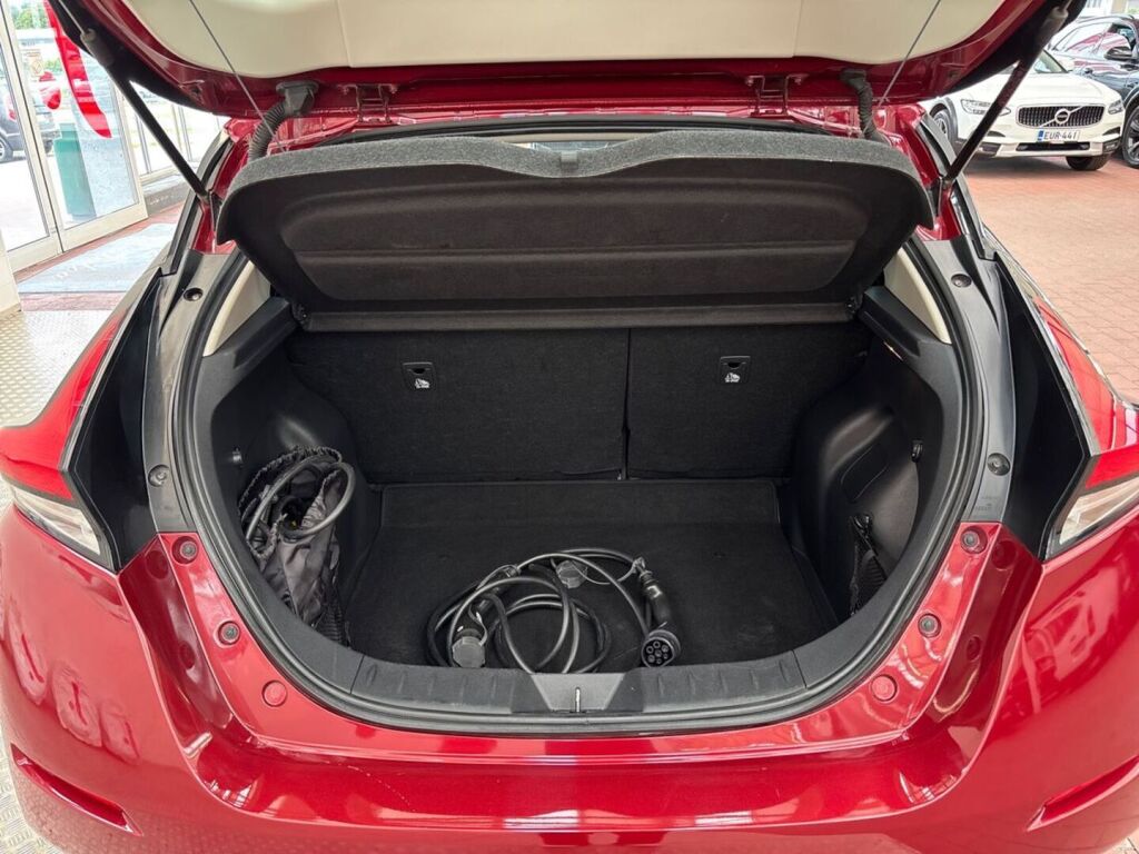 Nissan Leaf 2022 Metalli punainen