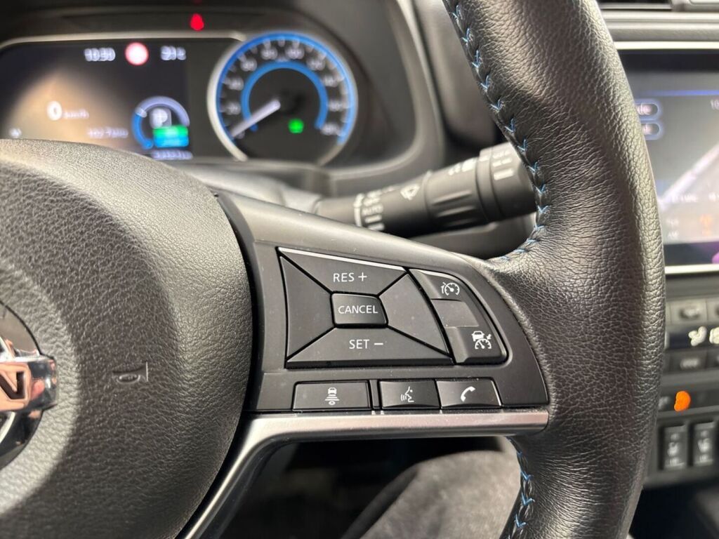 Nissan Leaf 2022 Metalli punainen