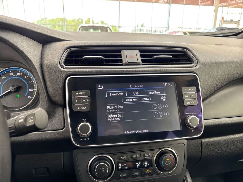 Nissan Leaf 2022 Metalli punainen