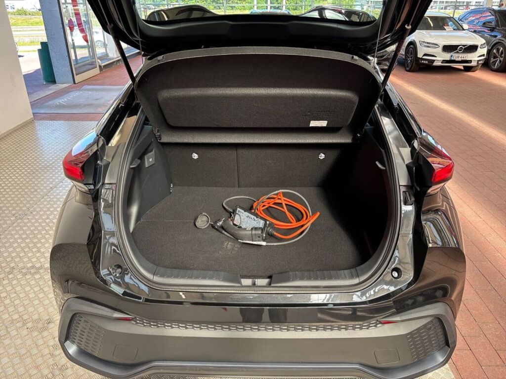 Toyota C-HR 2025 Musta