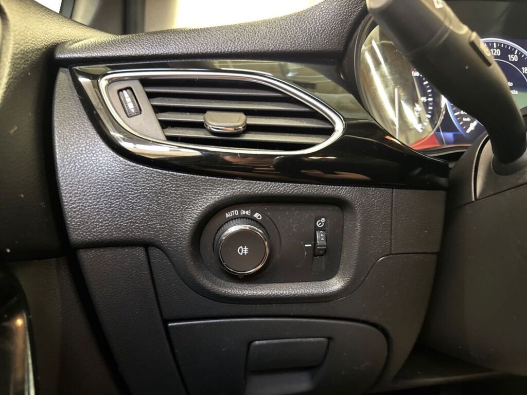 Opel Astra 2020 Hopea