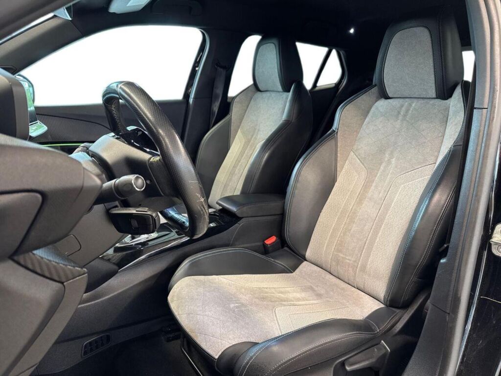 Peugeot e-2008 2021 Musta