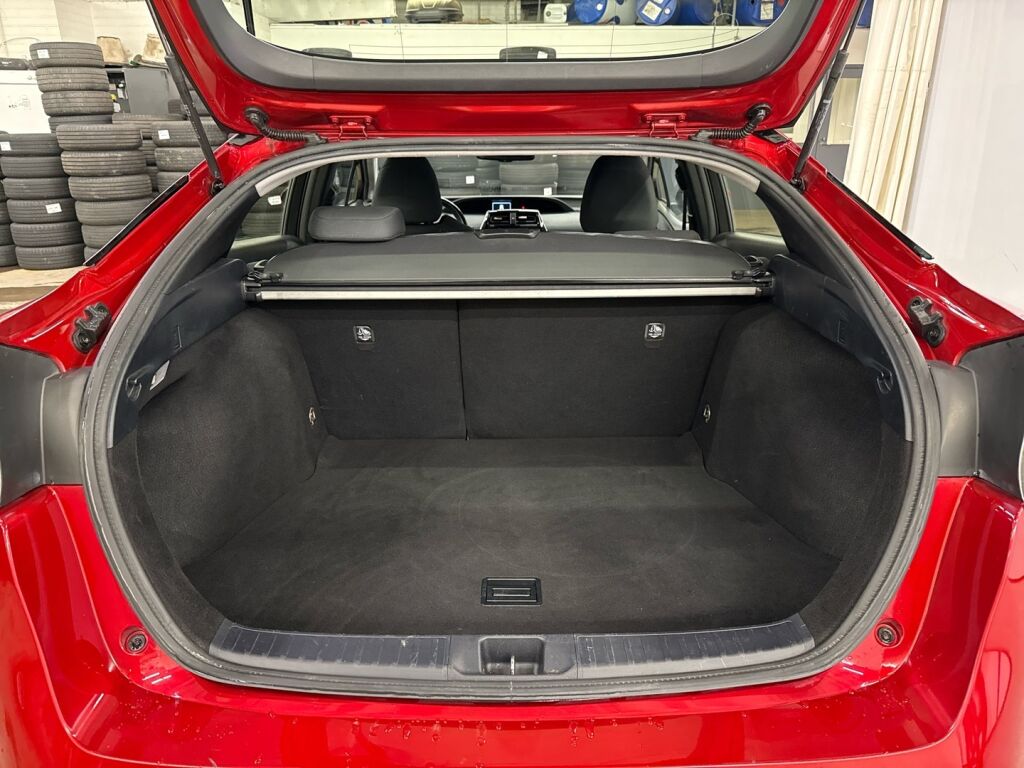 Toyota Prius 2020 Punainen