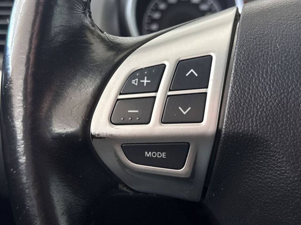 Mitsubishi Lancer 2010 Punainen