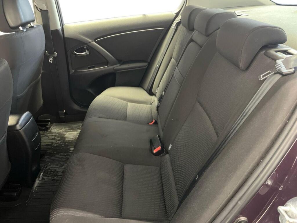 Toyota Avensis 2010 Violetti