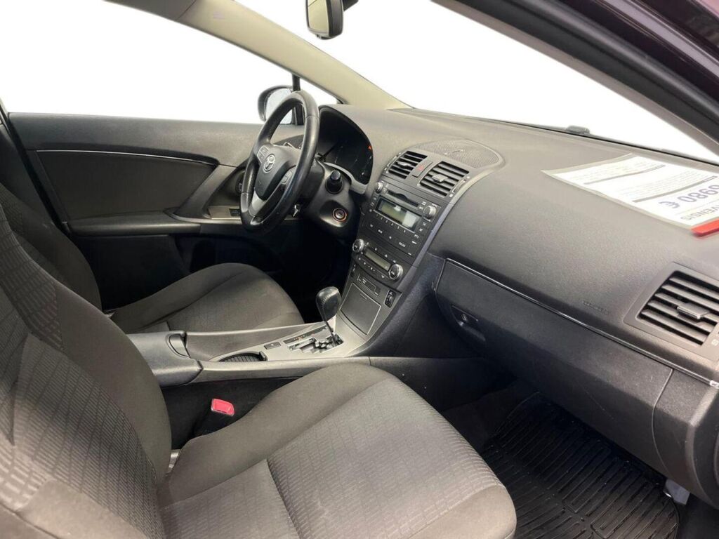 Toyota Avensis 2010 Violetti
