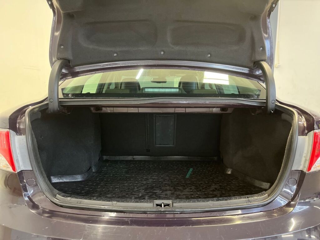 Toyota Avensis 2010 Violetti