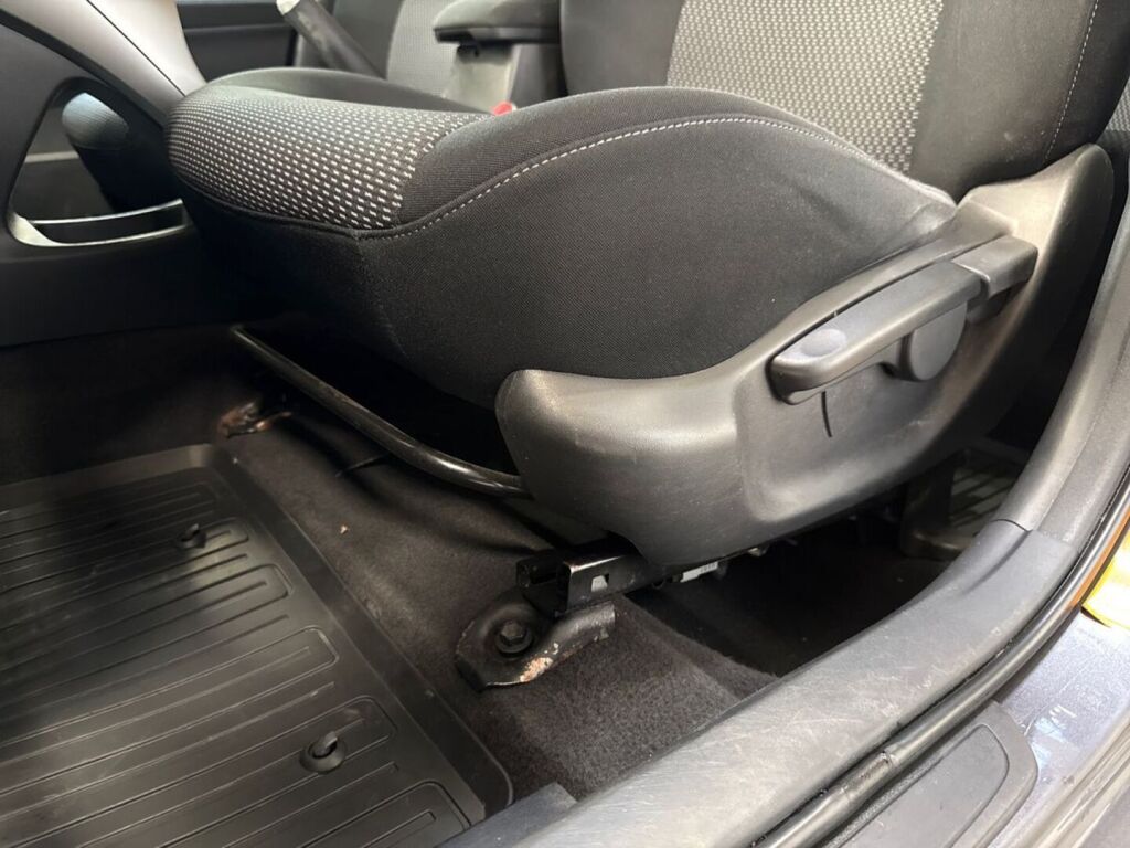 Toyota Auris 2010 Harmaa