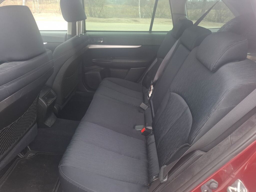 Subaru Legacy 2011 Punainen