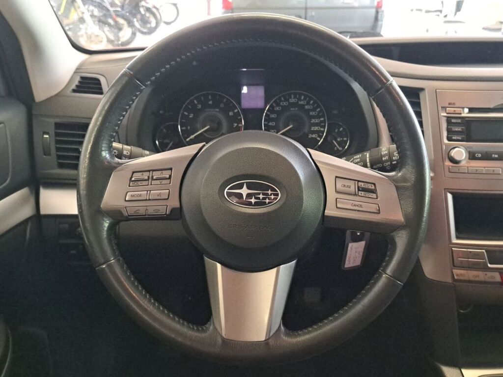 Subaru Legacy 2011 Punainen