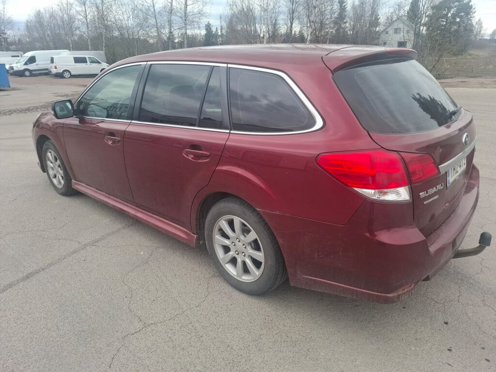 Subaru Legacy 2011 Punainen