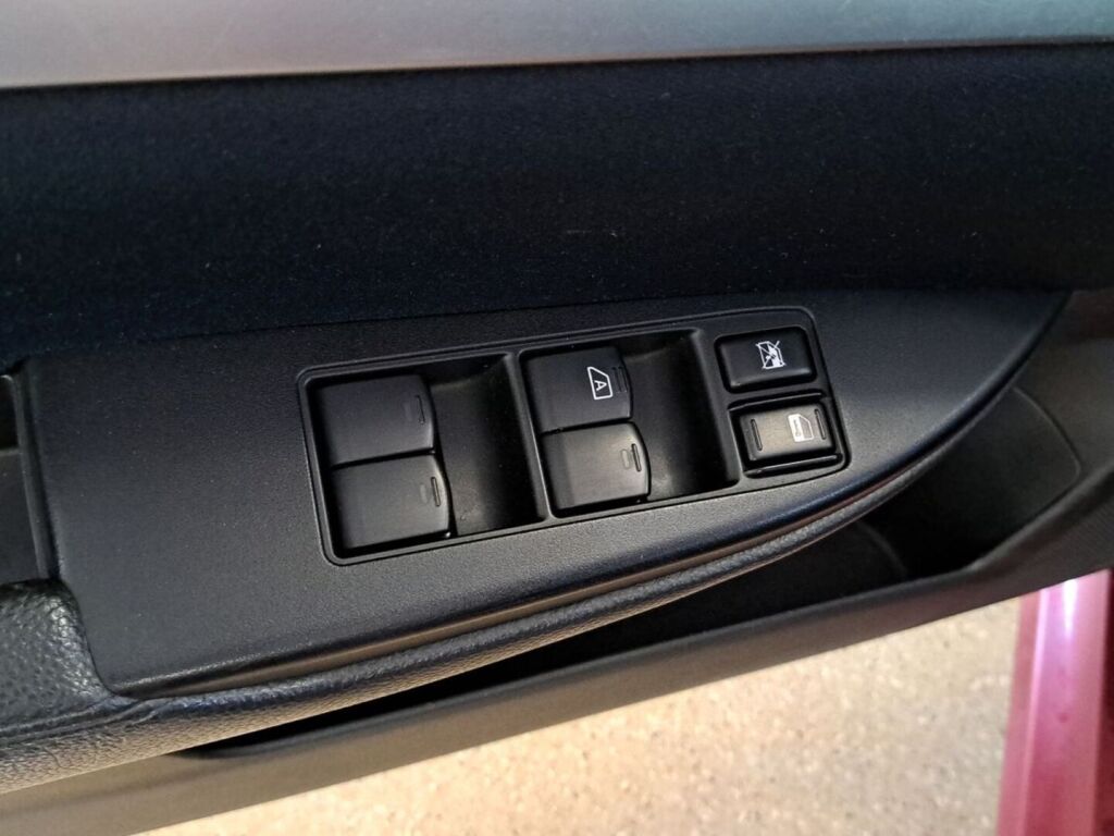Subaru Legacy 2011 Punainen