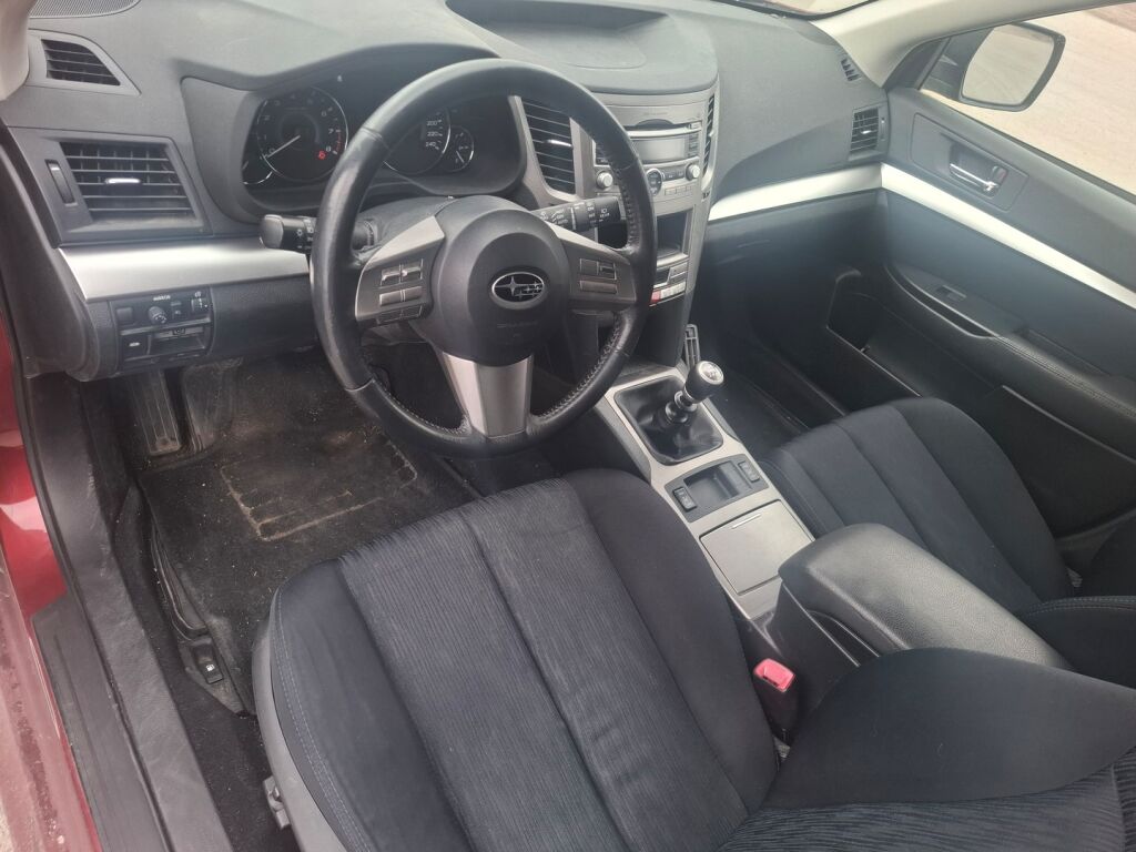 Subaru Legacy 2011 Punainen