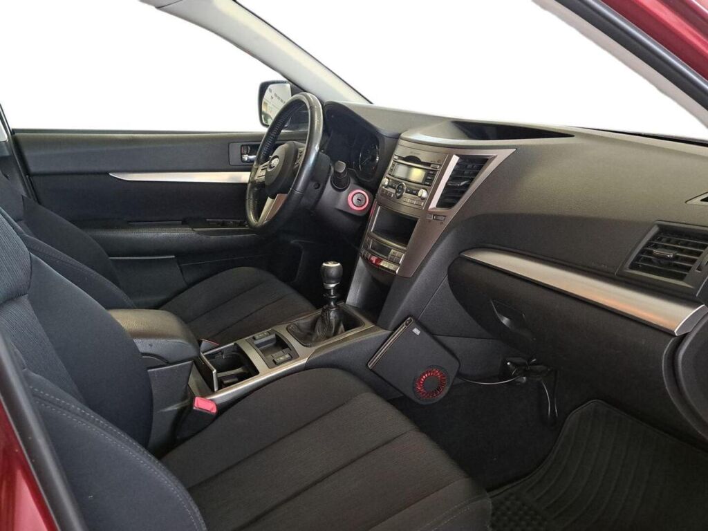 Subaru Legacy 2011 Punainen