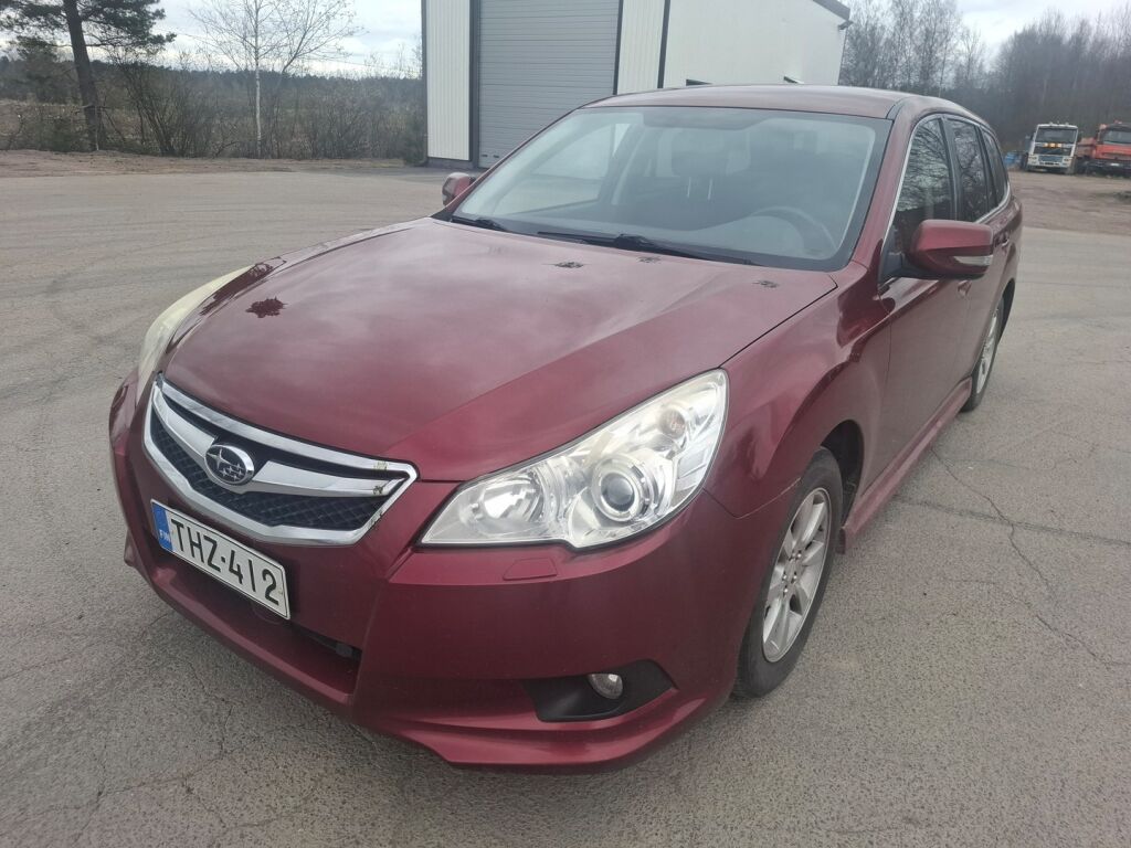 Subaru Legacy 2011 Punainen