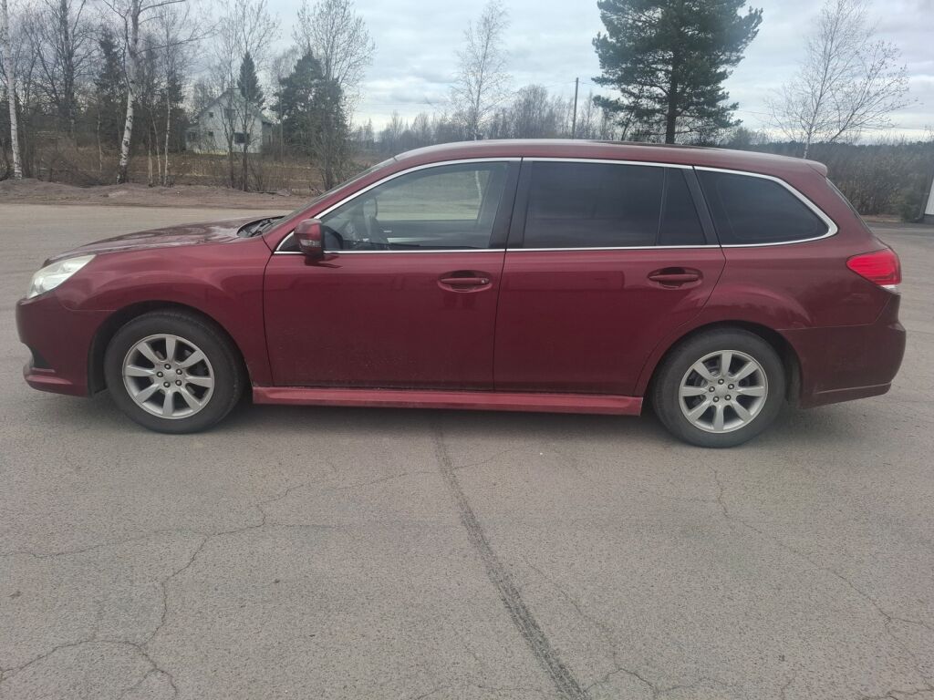 Subaru Legacy 2011 Punainen