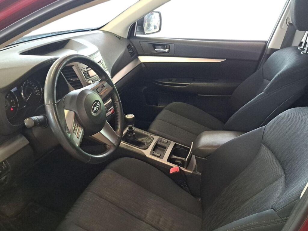Subaru Legacy 2011 Punainen