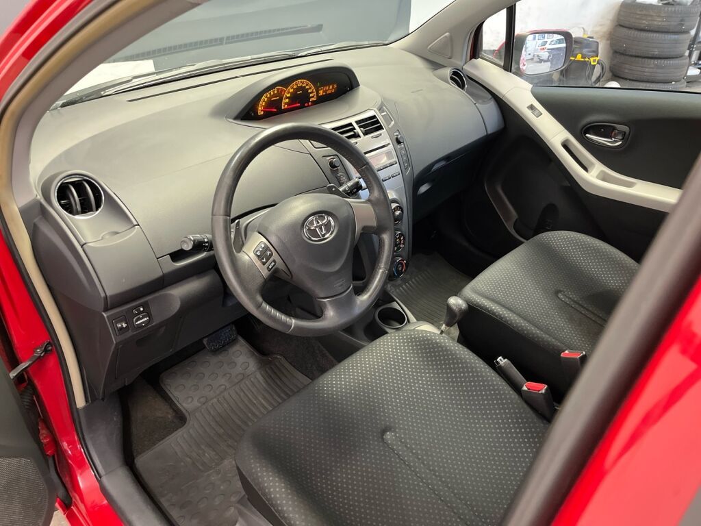 Toyota Yaris 2010 Punainen