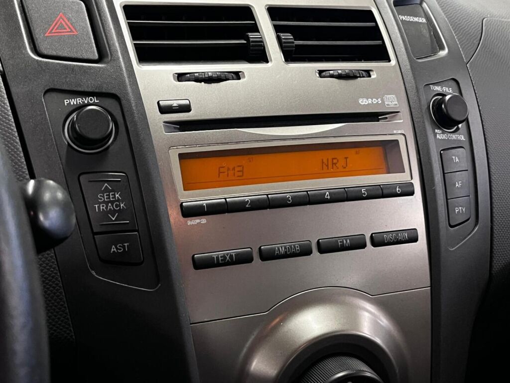 Toyota Yaris 2010 Punainen