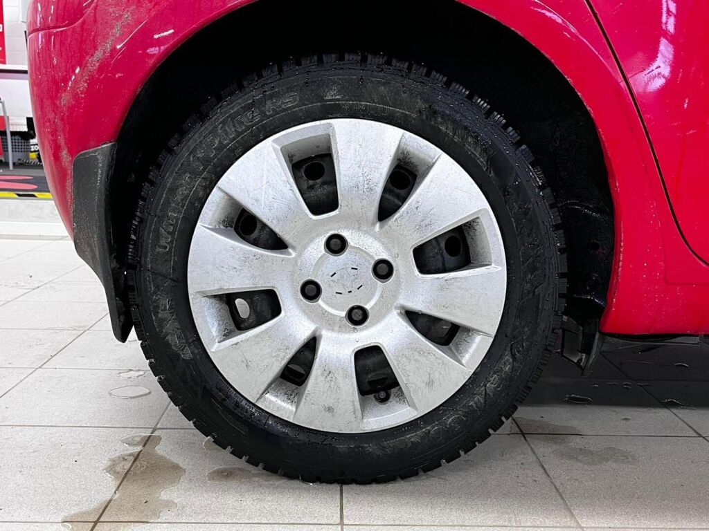 Toyota Yaris 2010 Punainen