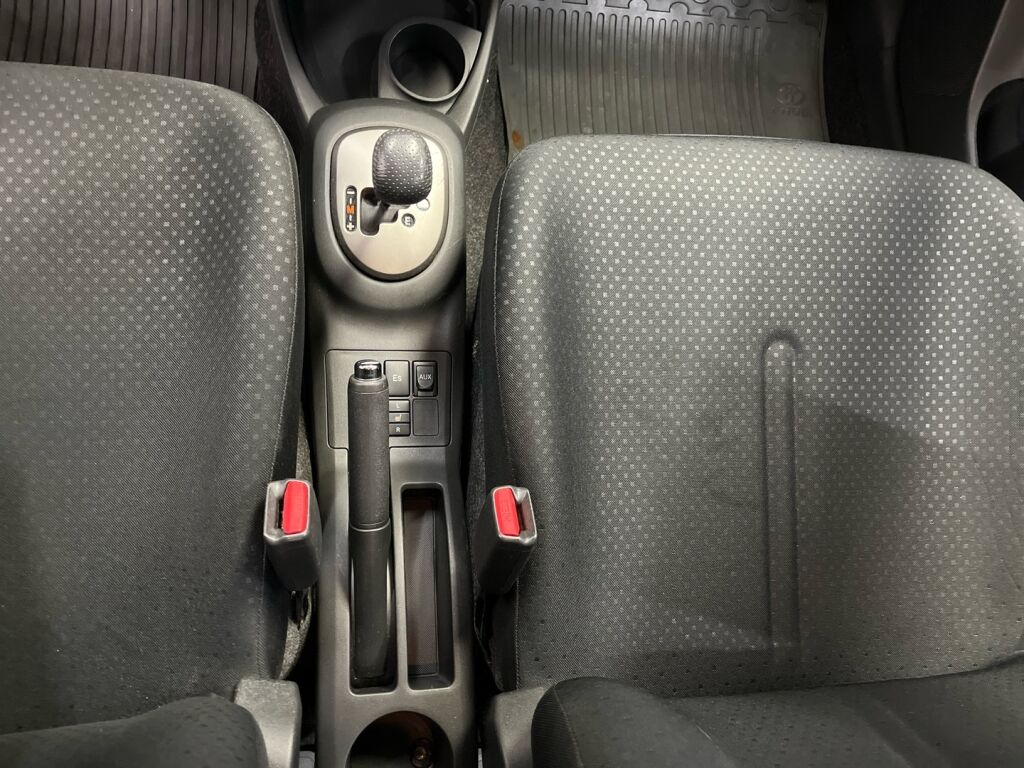 Toyota Yaris 2010 Punainen