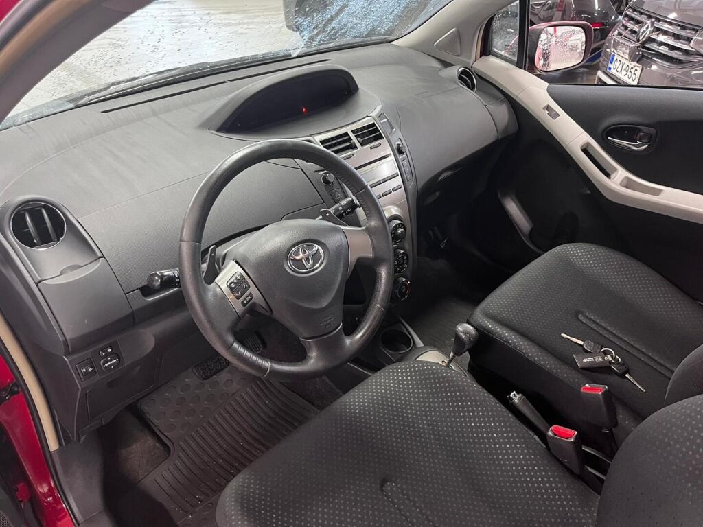 Toyota Yaris 2010 Punainen