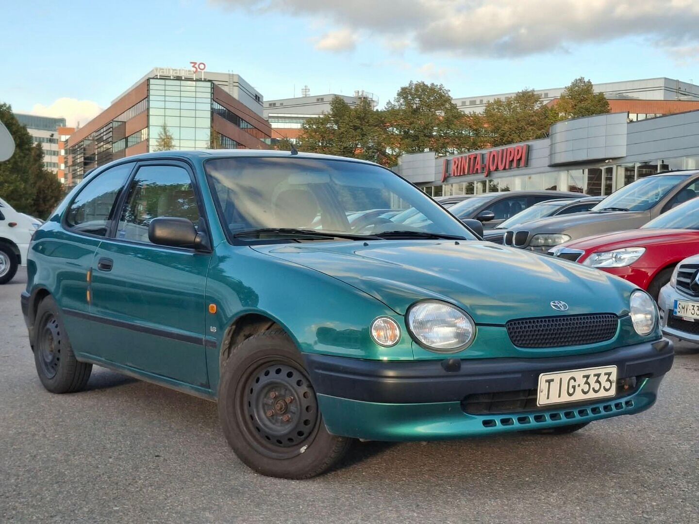 Vihreä Toyota Corolla