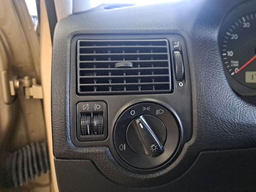 Volkswagen Golf Variant 2002 Ruskea (beige)
