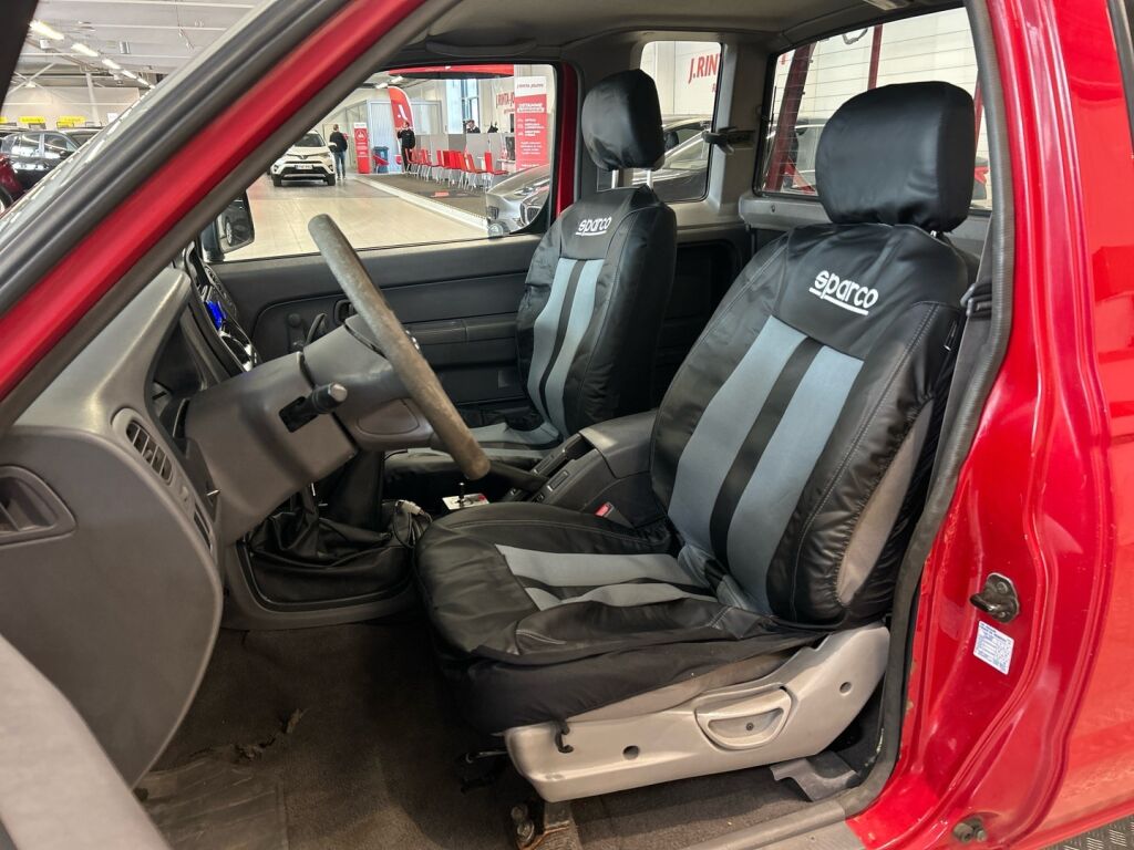 Nissan Cab 2002 Punainen