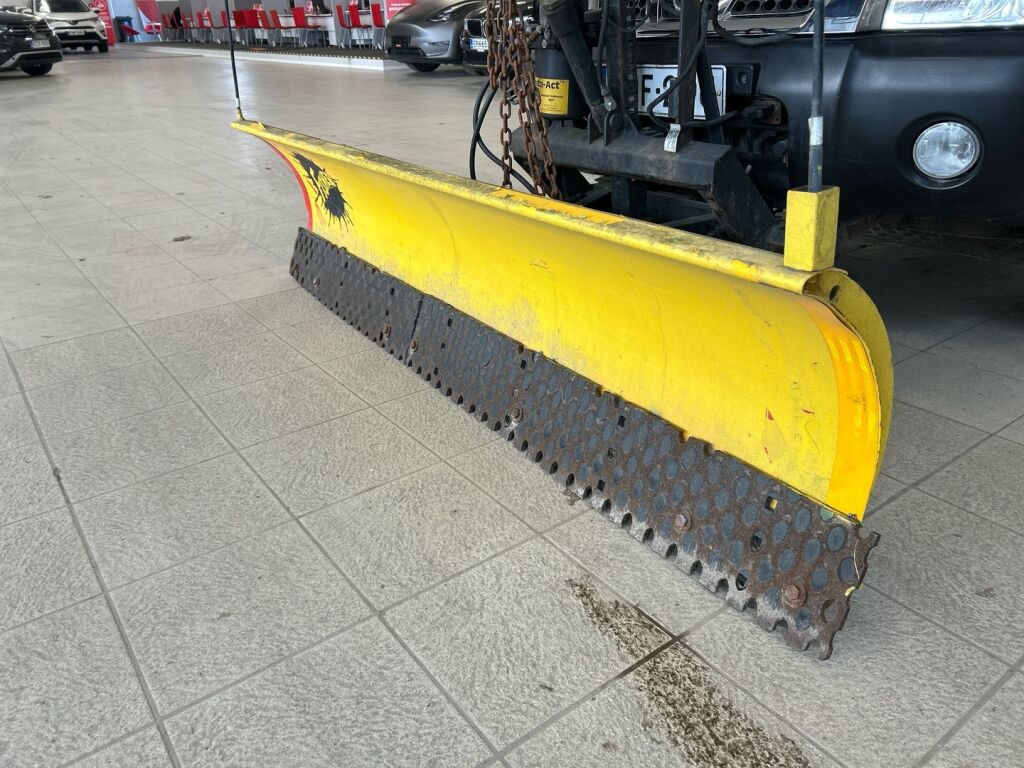 Nissan Cab 2002 Punainen