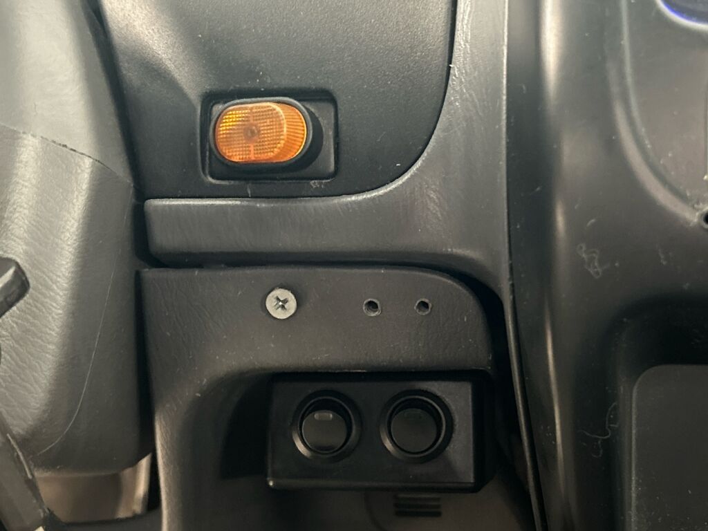 Nissan Cab 2002 Punainen