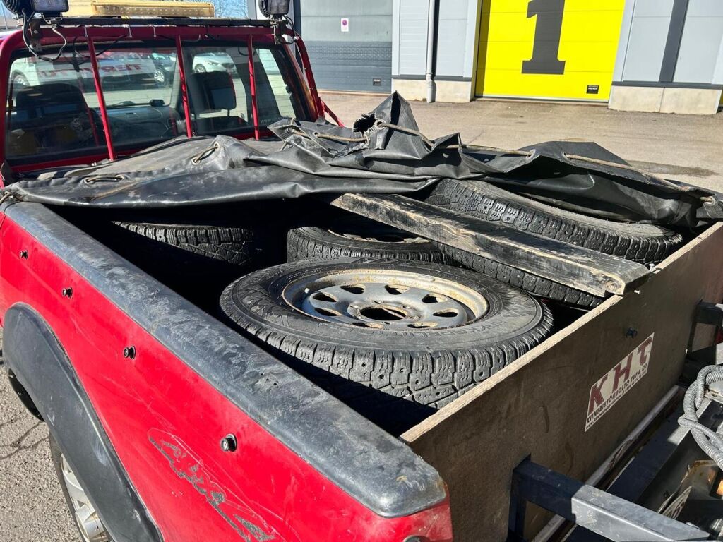 Nissan Cab 2002 Punainen