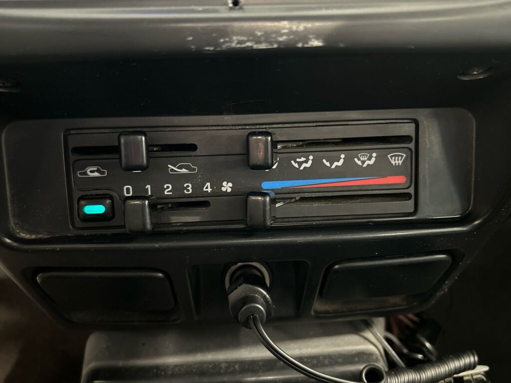 Nissan Cab 2002 Punainen