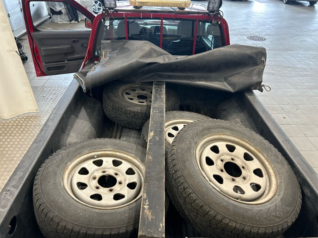 Nissan Cab 2002 Punainen