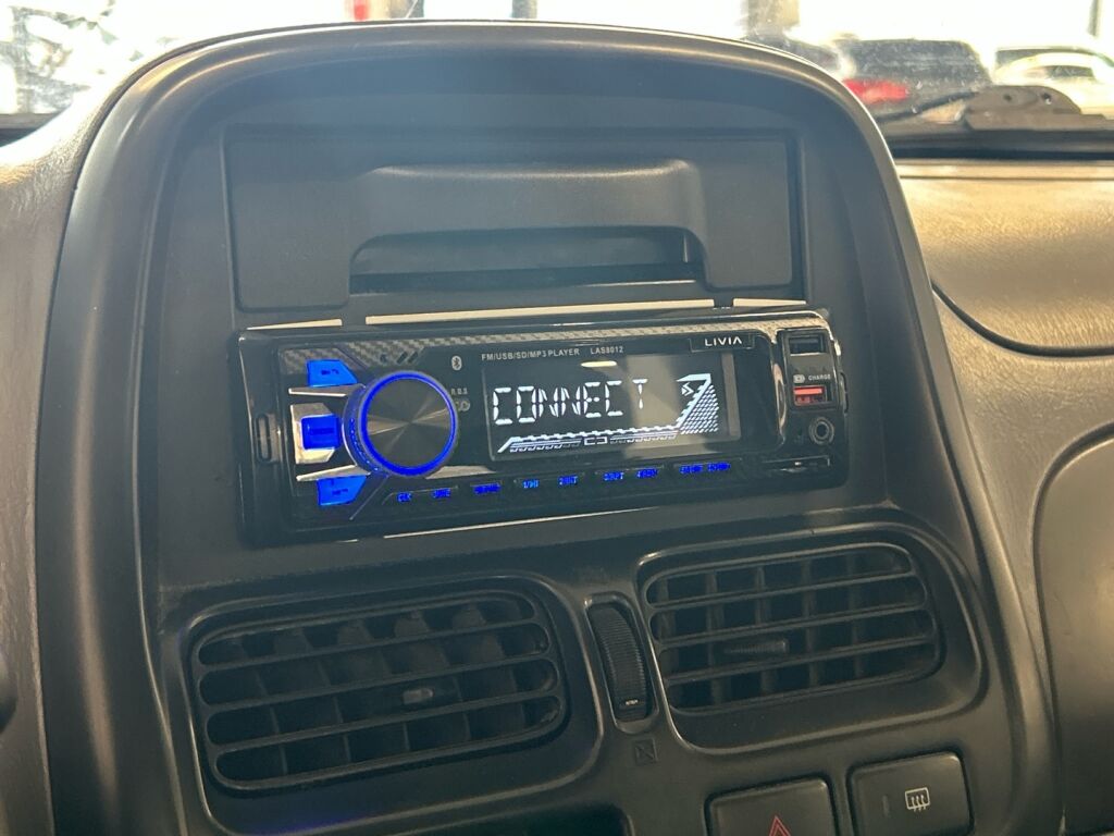 Nissan Cab 2002 Punainen