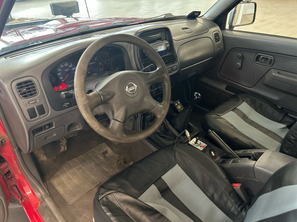 Nissan Cab 2002 Punainen