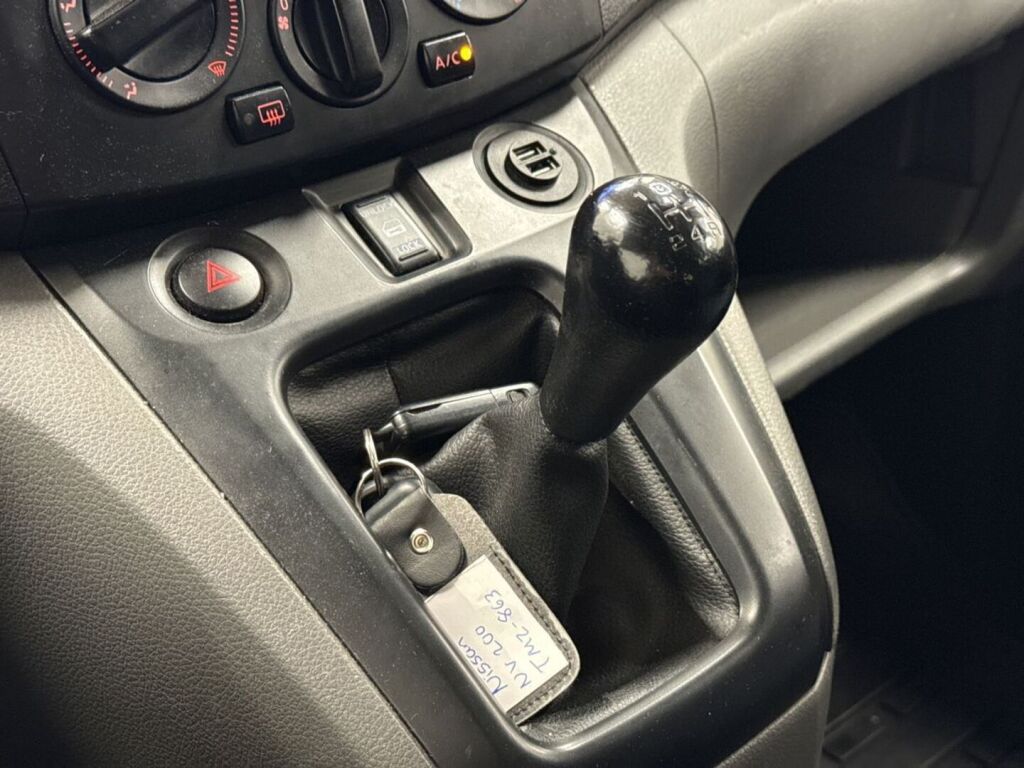 Nissan NV200 2011 Musta