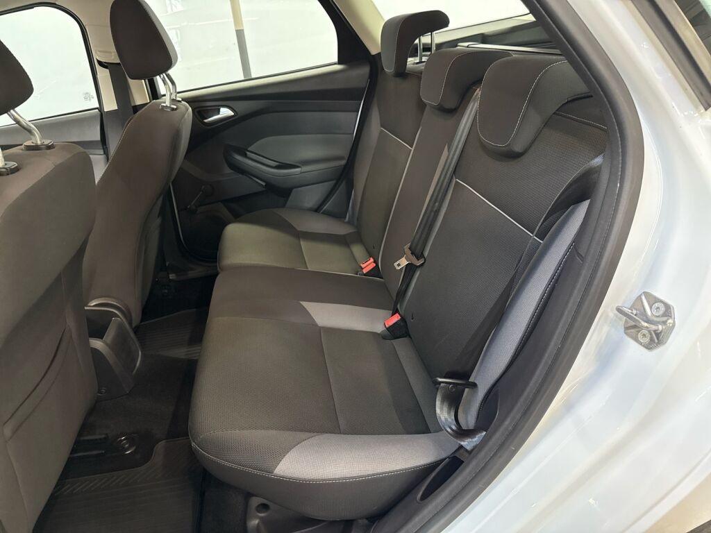 Ford Focus 2012 Valkoinen