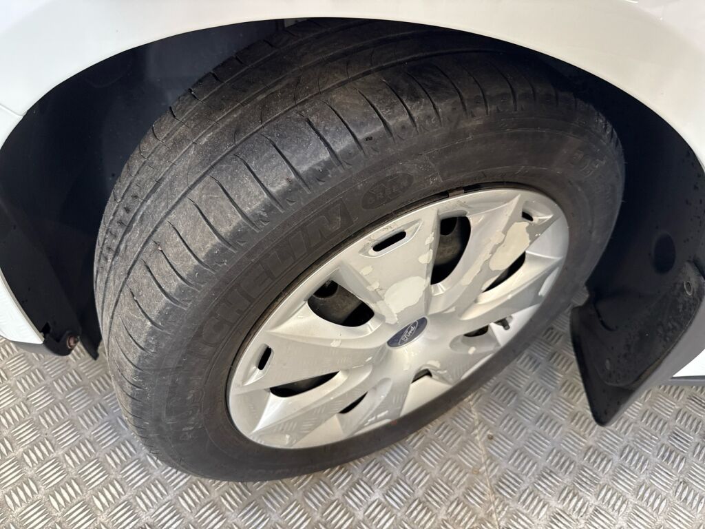Ford Focus 2012 Valkoinen