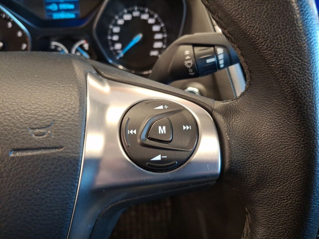 Ford Focus 2011 Punainen