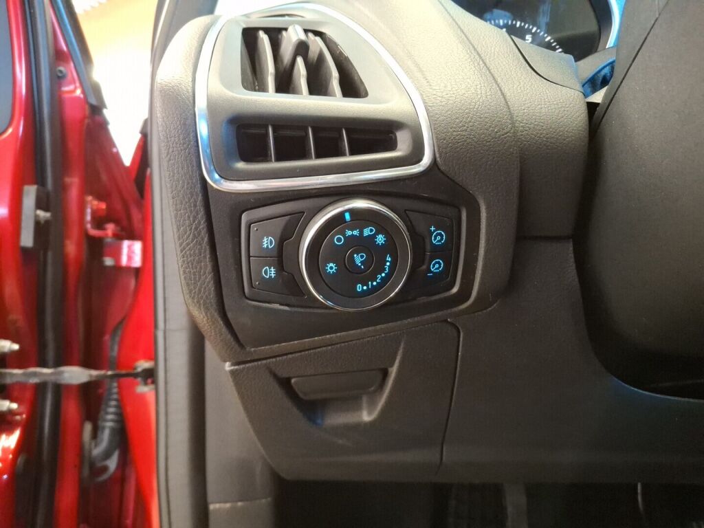 Ford Focus 2011 Punainen