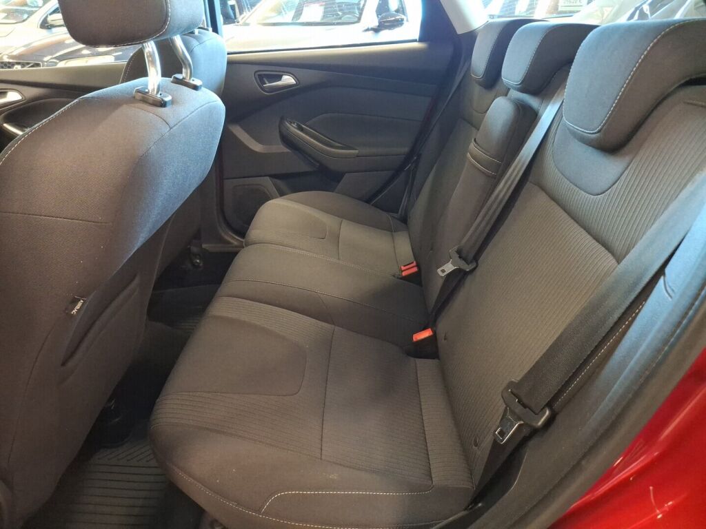 Ford Focus 2011 Punainen