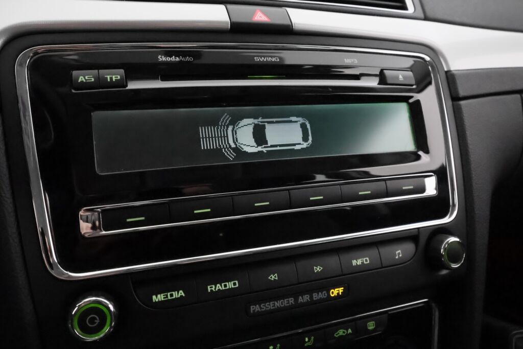 Skoda Superb 2011 Ruskea (beige)